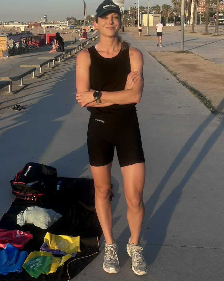 Valerie Schellekens coaching on the Barcelona beachfront